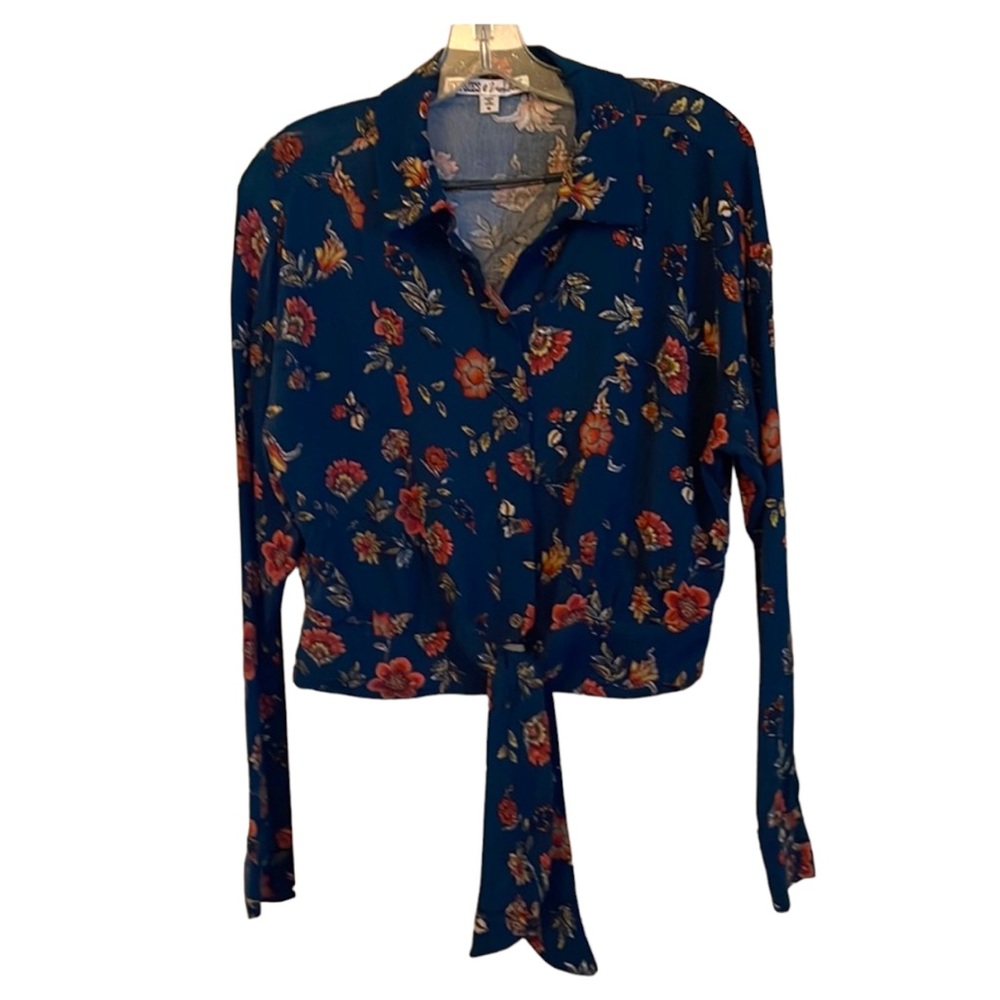 GYPSIES & Moondust button front tie waist crop blouse. Size M 100% rayon GUC